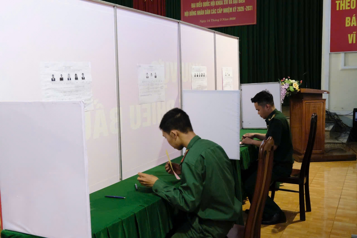 Mỗi CBCS đều rất nghiêm túc thực hiện nhiệm vụ của cử tri (Ảnh: CTV)