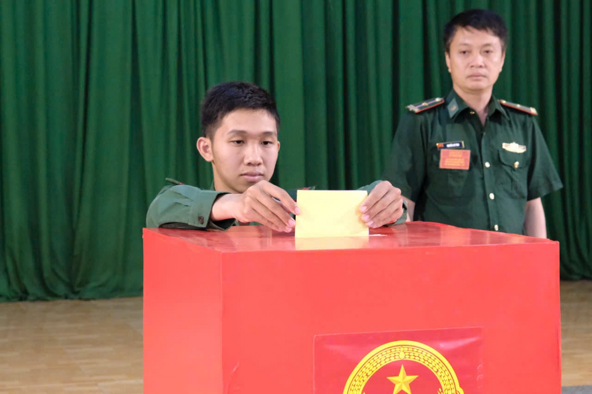 Với chiến sĩ lần đầu tiên được đi bỏ phiếu, đây là kỷ niệm đáng nhớ (Ảnh: CTV)