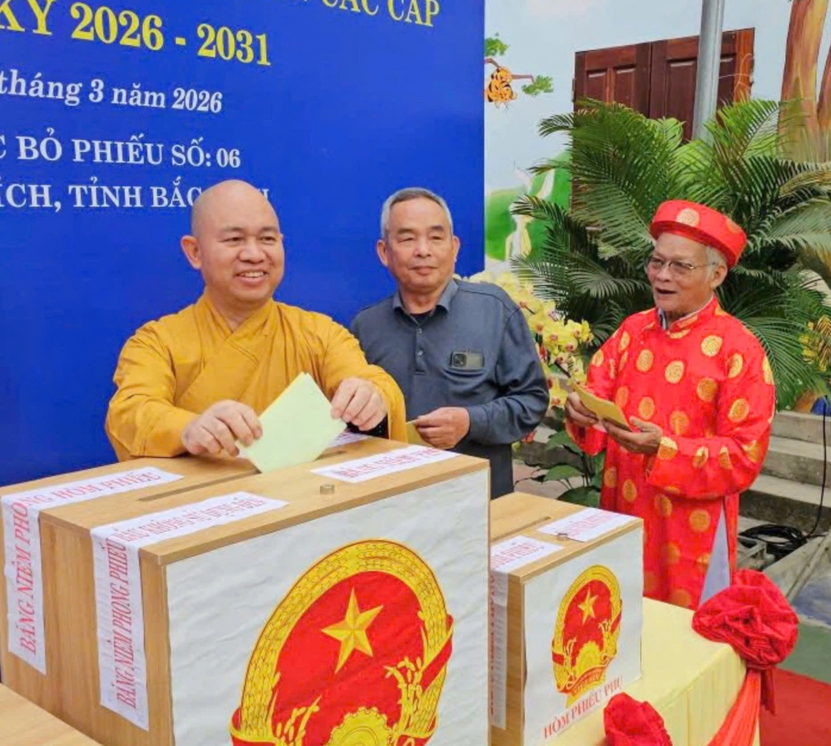 Thượng tọa Thích Đức Thiện cùng các vị cao niên bỏ phiếu bầu cử tại tỉnh Bắc Ninh