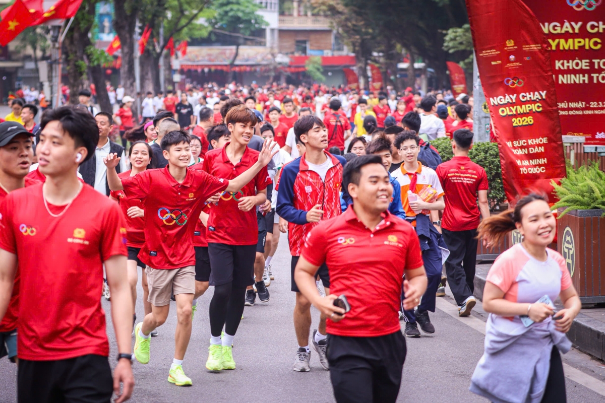 Đông đảo các tầng lớp nhân dân thủ đô tham dự Ngày chạy Olympic
- Vì sức khỏe toàn dân - Vì an ninh Tổ quốc năm 2026 (ảnh: Quý Lượng)