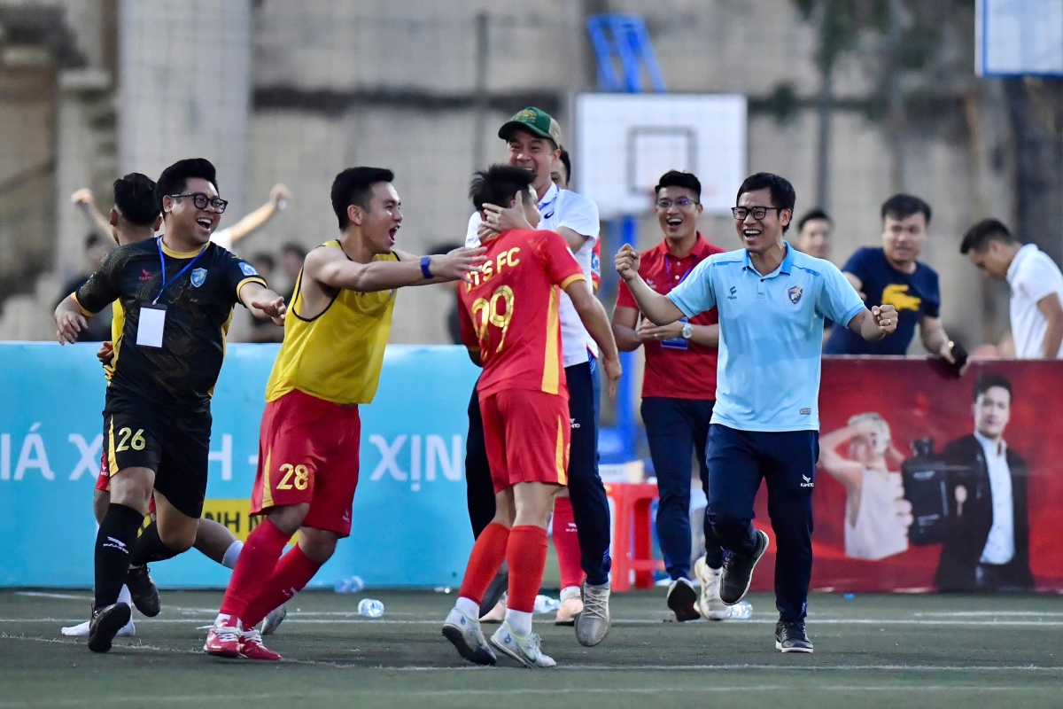 Ban Lãnh đạo DTS vui mừng với tấm vé thăng hạng HPL-S13 trước 1 vòng đấu (Ảnh BTC)