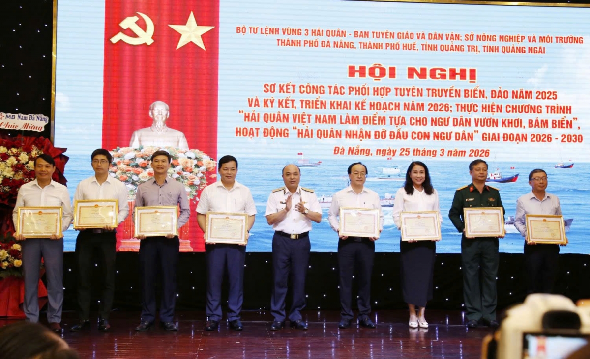 Chuẩn Đô đốc Đỗ Văn Yên- Phó Chính ủy Quân chủng Hải quân trao Bằng khen tặng các tập thể, cá nhân
có thành tích xuất sắc trong tuyên truyền biển đảo năm 2025 (Ảnh: CTV)