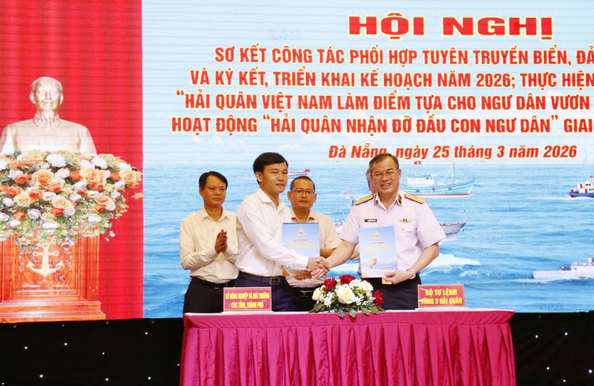 Ký kết thực hiện chương trình “Hải quân Việt Nam làm điểm tựa cho ngư dân vươn khơi, bám biển”
và hoạt động “Hải quân nhận đỡ đầu con ngư dân” giai đoạn 2026 - 2030 (Ảnh: CTV)
