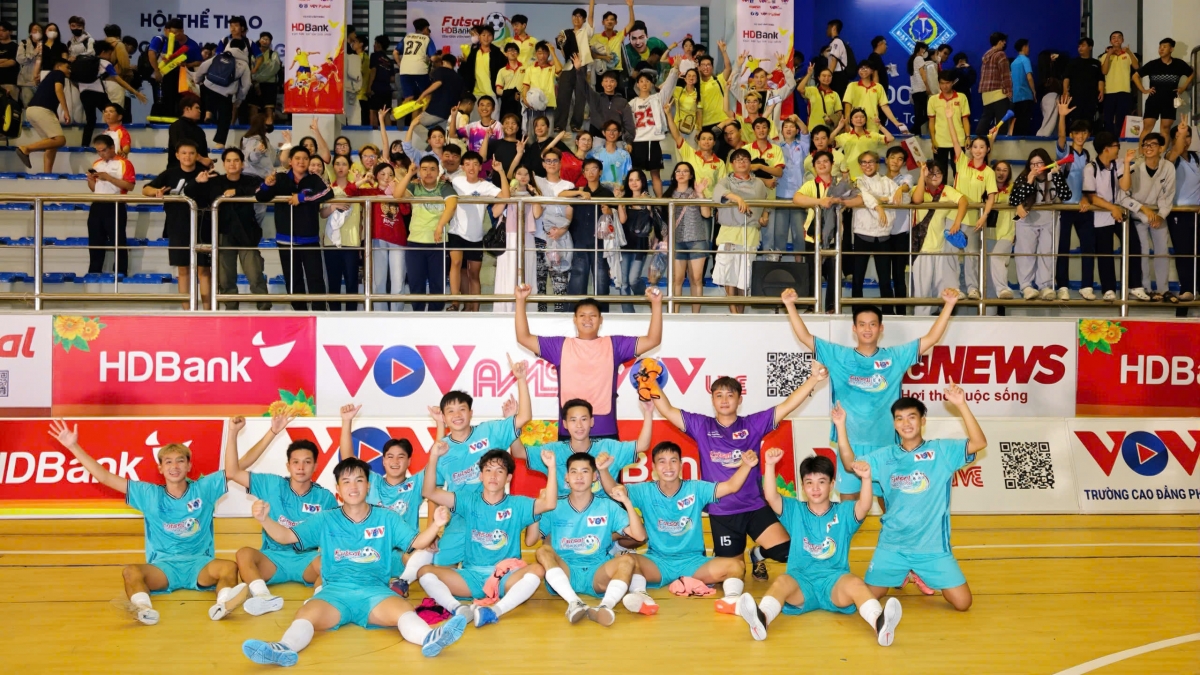 Dù là cầu thủ hay cổ động viên, tất cả đều góp phần tạo nên bức tranh rực rỡ mang sắc màu futsal sinh viên – nơi thể hiện tinh thần đoàn kết, giao lưu và khát vọng vươn xa (Ảnh: Hồng Phương)