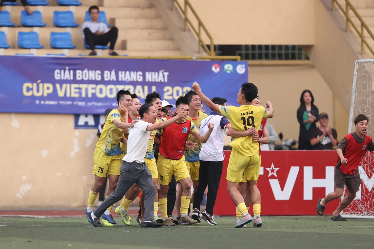 FC Sao ăn mừng chiến thắng quyết định giúp đội giành quyền thăng hạng (ảnh: Vietfootball)
