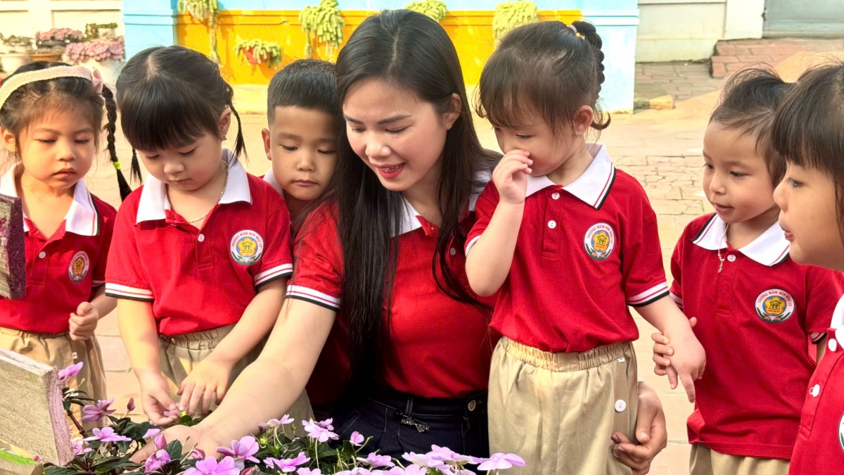 Cô giáo Lò Thị Huyền, giáo viên trường mầm non Mộc Lỵ, Sơn La trở thành đại biểu Quốc hội
khóa XVI. Ảnh NVCC