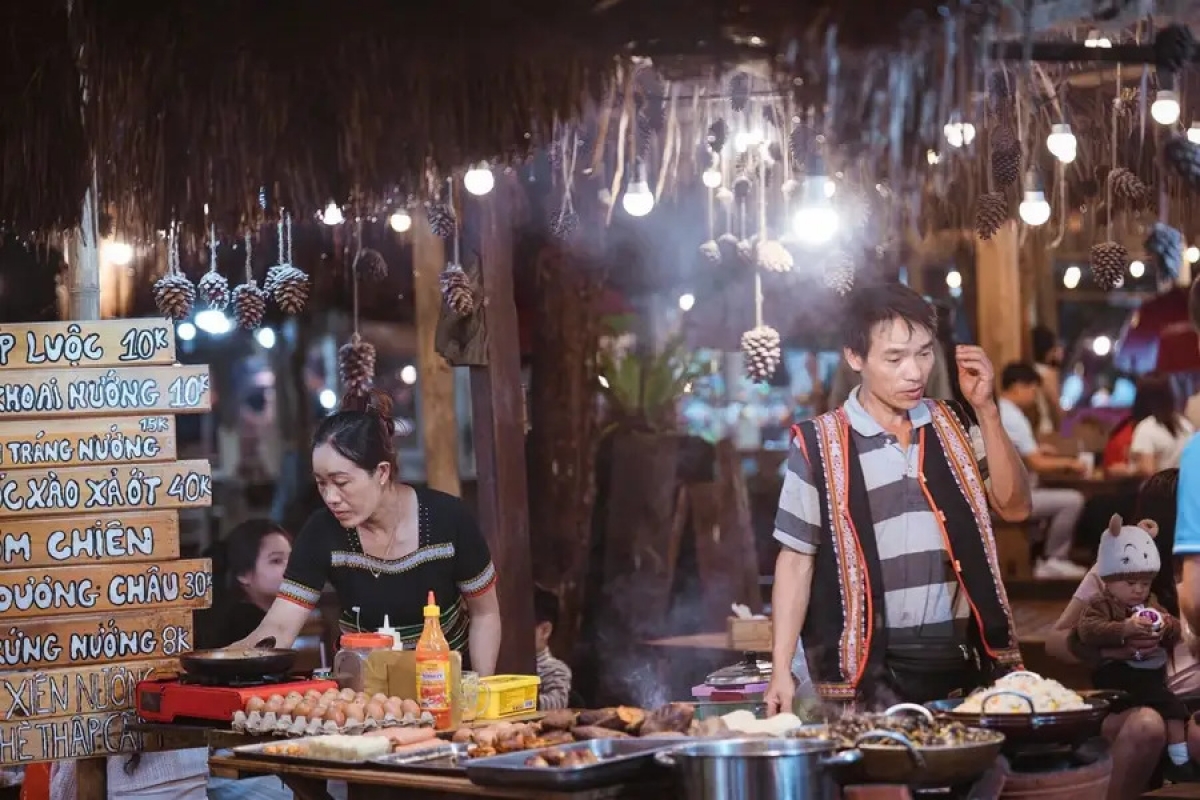 Thưởng thức ẩm thực địa phương tại chợ đêm Măng Đen. Ảnh: Du lịch Măng Đen