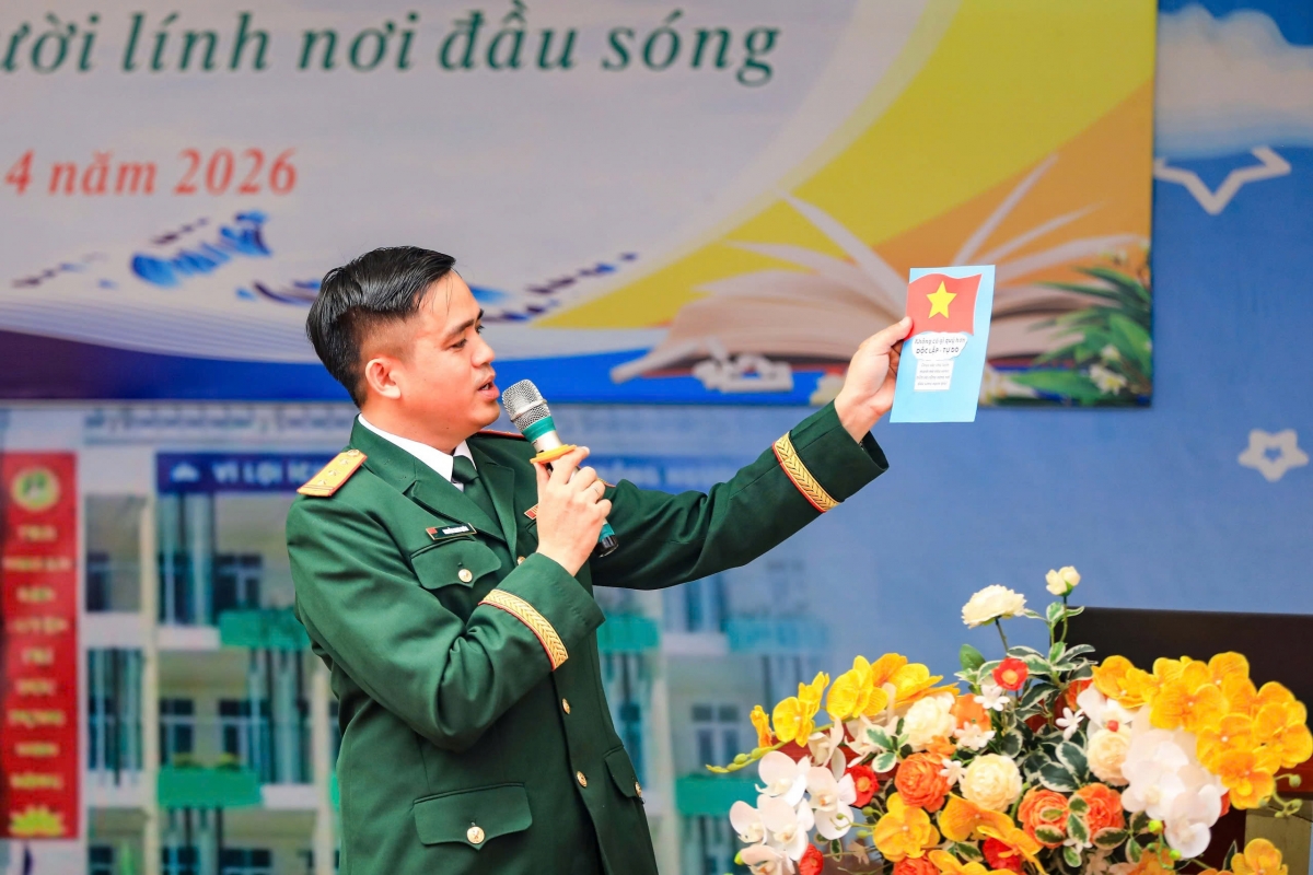 Thượng tá Nguyễn Danh Quân chia sẻ các câu chuyện về Trường Sa (Ảnh: Võ Việt)