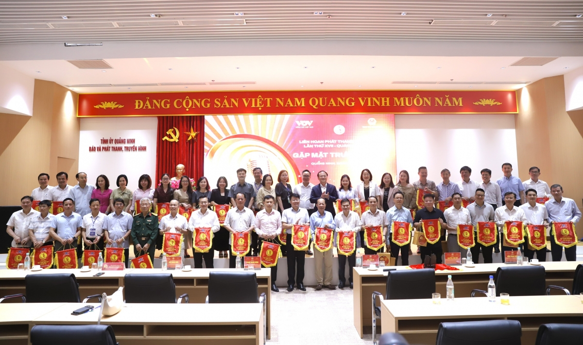 Đồng chí Đỗ Tiến Sỹ tặng quà và chụp hình lưu niệm cùng các đoàn tham gia Liên hoan Phát thanh toàn quốc lần thứ XVII - Quảng Ninh 2026.