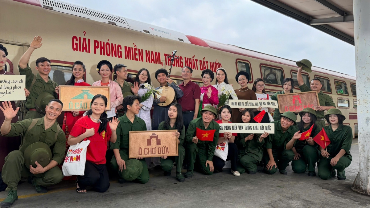 Chuyến tàu Hà Nội 5 Cửa Ô: Hành trình đặc biệt, như một lời nhắc nhở đầy tự hào, khơi gợi cảm xúc từ những ký ức hào hùng của dân tộc. (Ảnh: BHL)