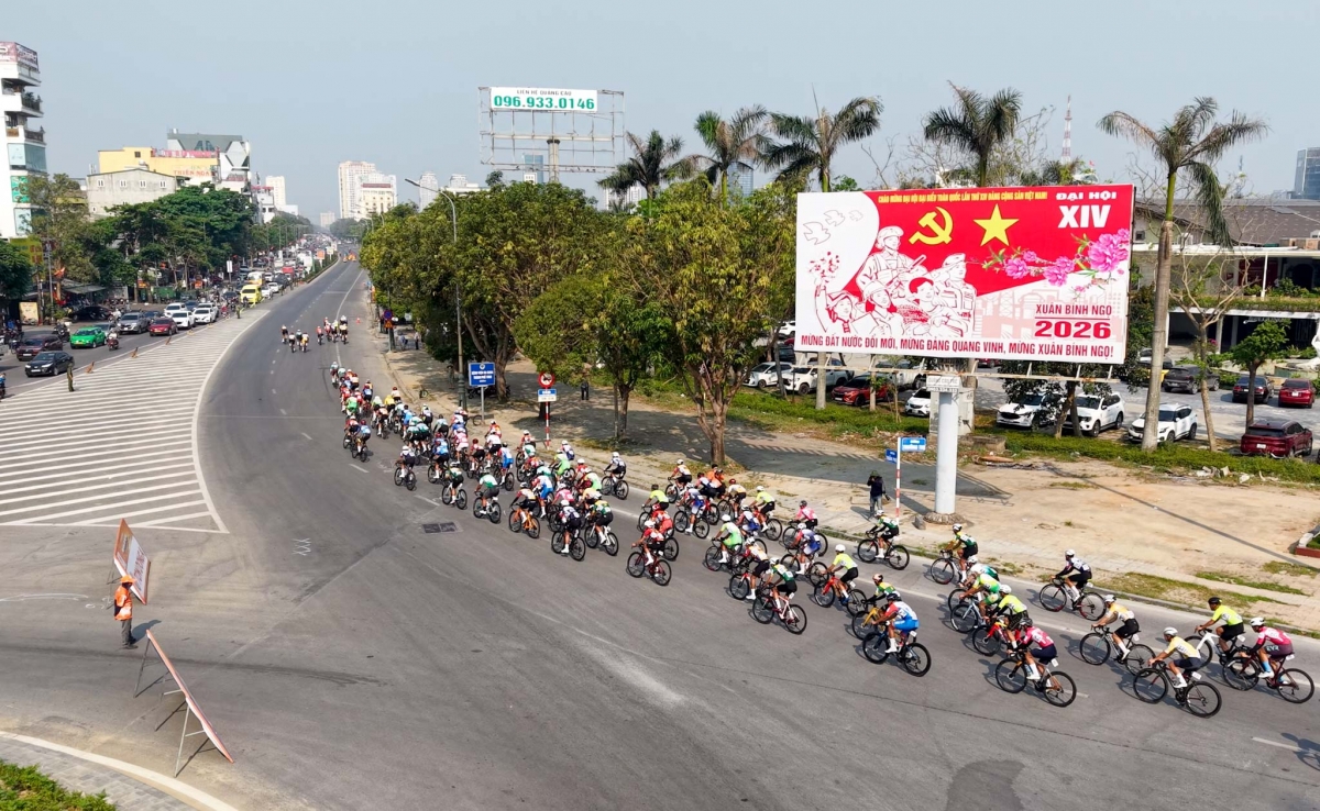 Chặng 6 của cuộc đua diễn ra trong điều kiện thời tiết nắng nóng
(Ảnh: BTC)