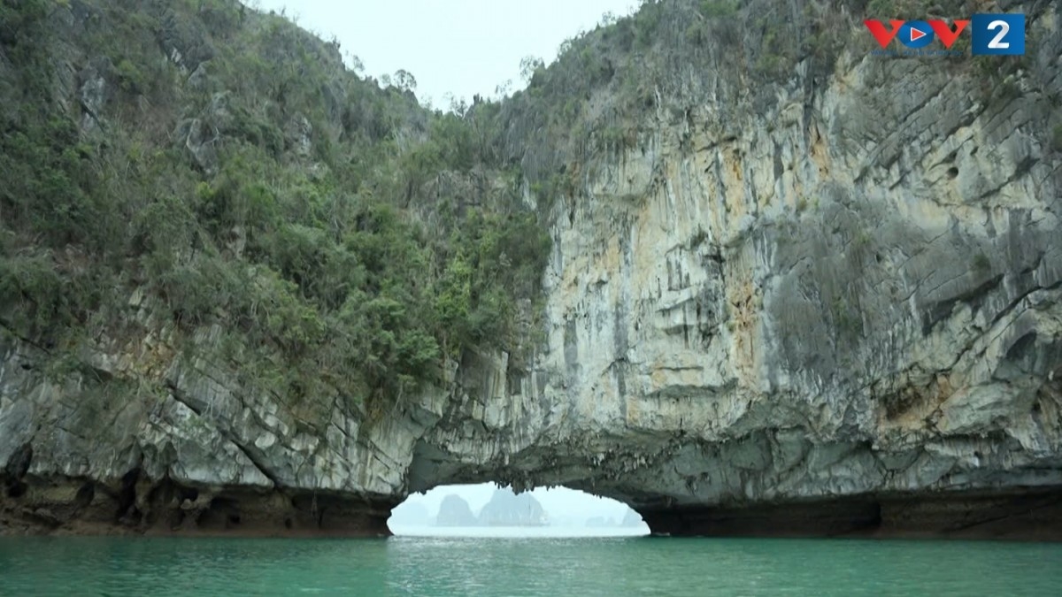 Cổng vào làng Vung Viêng rất độc đáo, còn gọi là hang Cao. Hang Cao là hang xuyên thủy mang vẻ đẹp hùng vĩ do tạo hóa ban tặng.