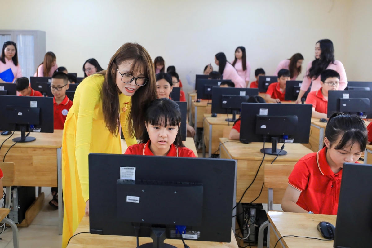 Cô giáo Đinh Thị Ngọc, giáo viên trưởng Tiểu học Quang Trung (Ninh Bình) khởi xướng và xây dựng nền tảng gửi thư điện tử hướng dẫn học sinh viết thư số gửi ra đảo (Ảnh: Võ Việt)