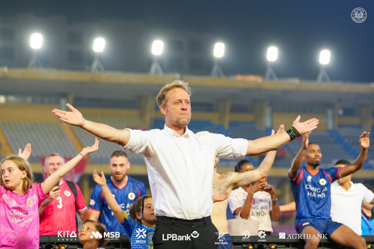 HLV Mano Polking giành tặng chiến thắng của đội nhà đến người hâm mộ (Ảnh Công an Hà Nội)