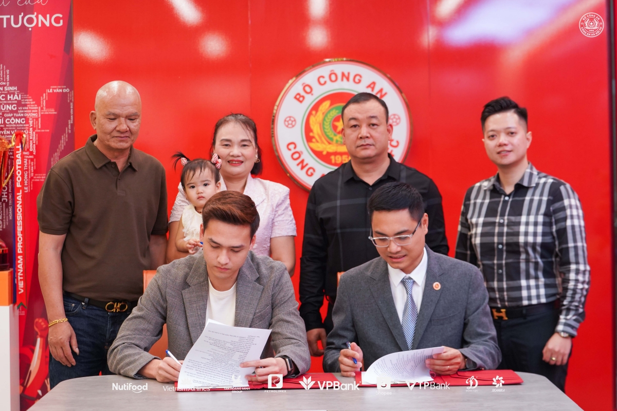 Bùi Hoàng Việt Anh trở thành cầu thủ trụ cột tiếp theo gia hạn hợp đồng với CLB (ảnh: CAHN)