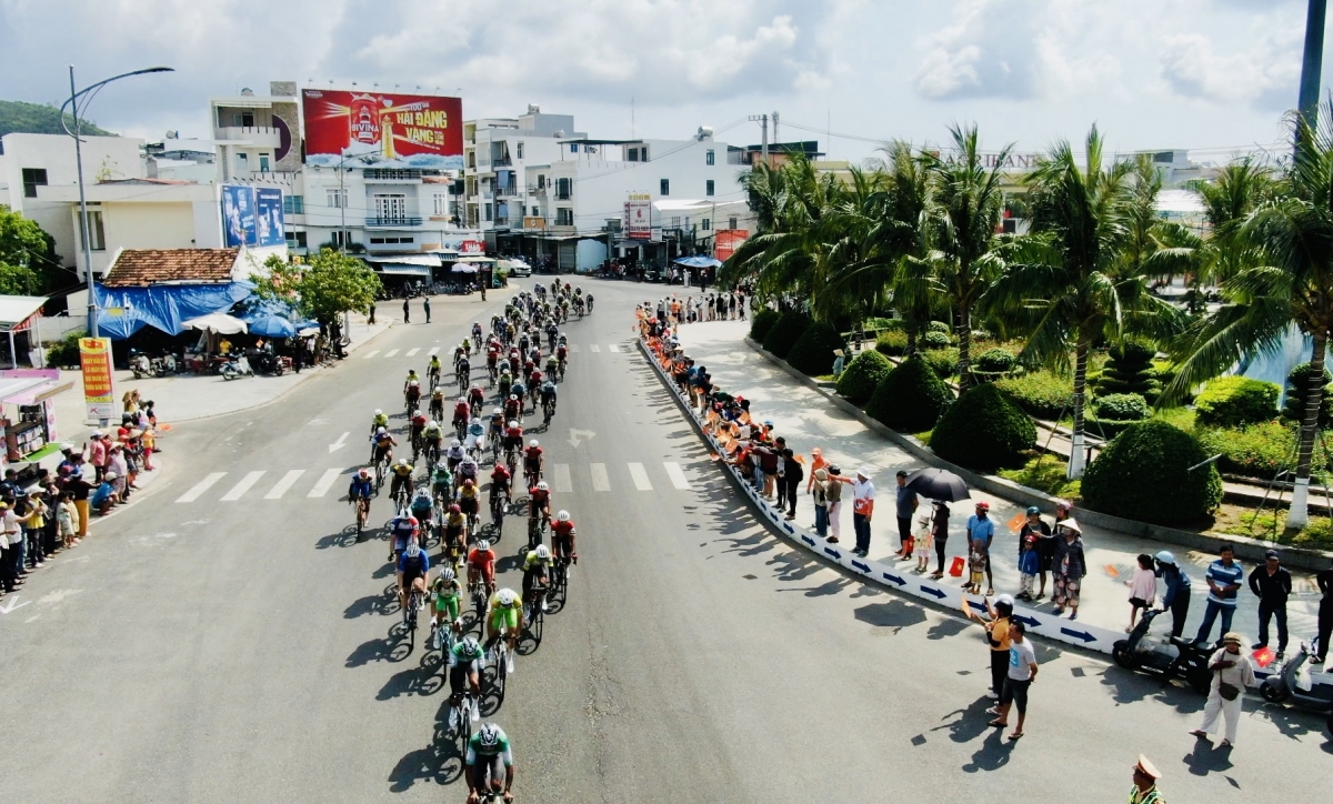 Các tay đua tranh tài ở chặng 14 với lộ trình 94km (ảnh: BTC)