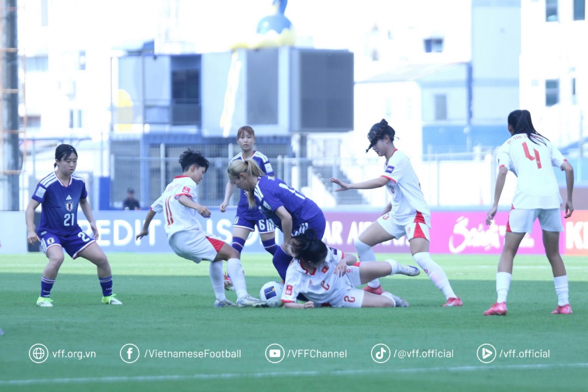 U20 nữ Việt Nam (áo trắng) không thể tạo nên bất ngờ trước đối thủ mạnh Nhật Bản (ảnh: VFF)