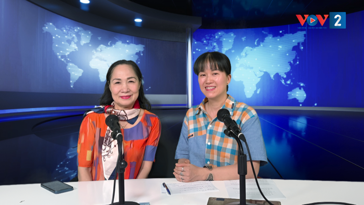  NSND Trịnh Thúy Mùi, Chủ tịch Hội nghệ sĩ Sân khấu Việt Nam, đại biểu Quốc hội khóa 16 chia sẻ cùng BTV tại phòng thu.