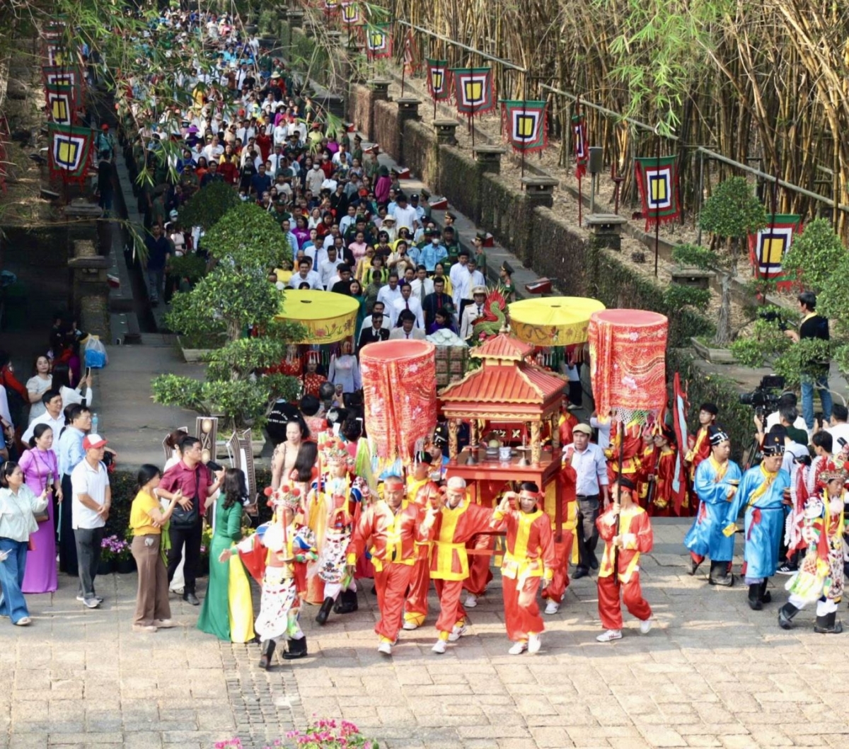 Đoàn diễu hành rước lễ, dâng hương, dâng hoa tưởng niệm Quốc Tổ Hùng Vương. Ảnh: baotintuc.vn