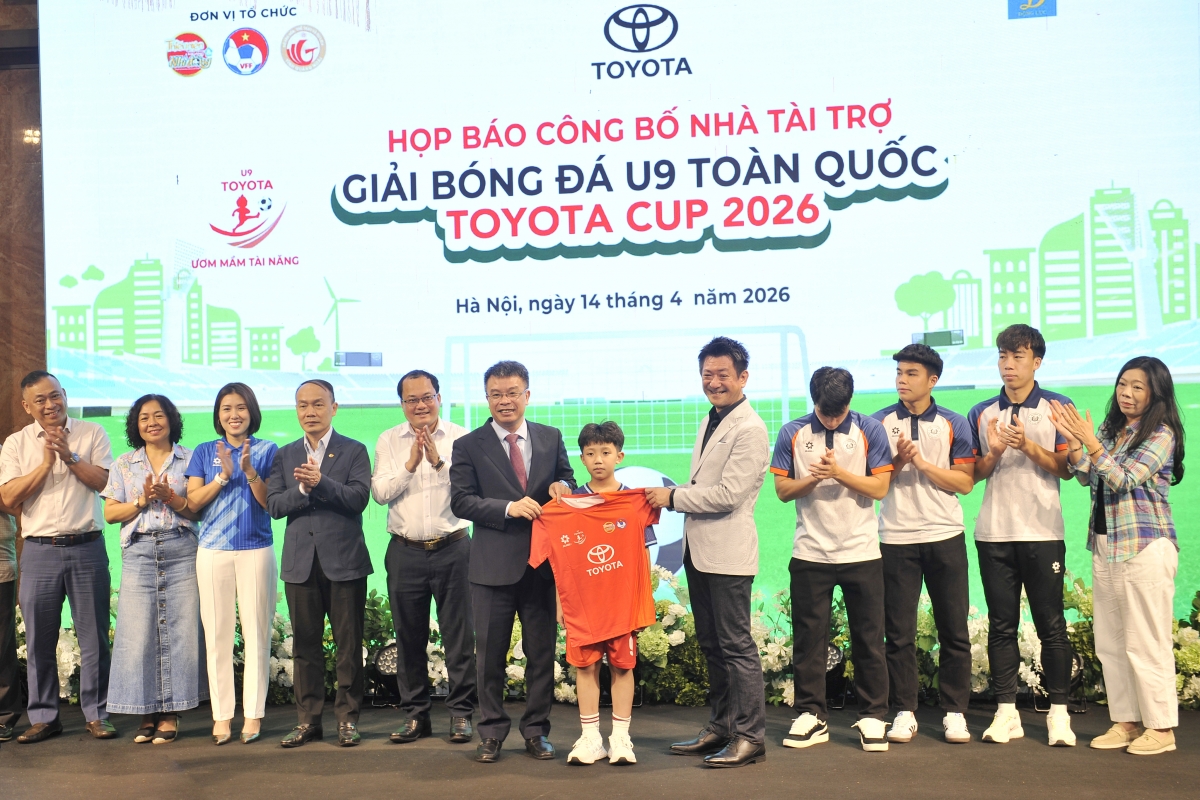 BTC giải trao áo đấu cho các cầu thủ nhí (Ảnh: BTC)