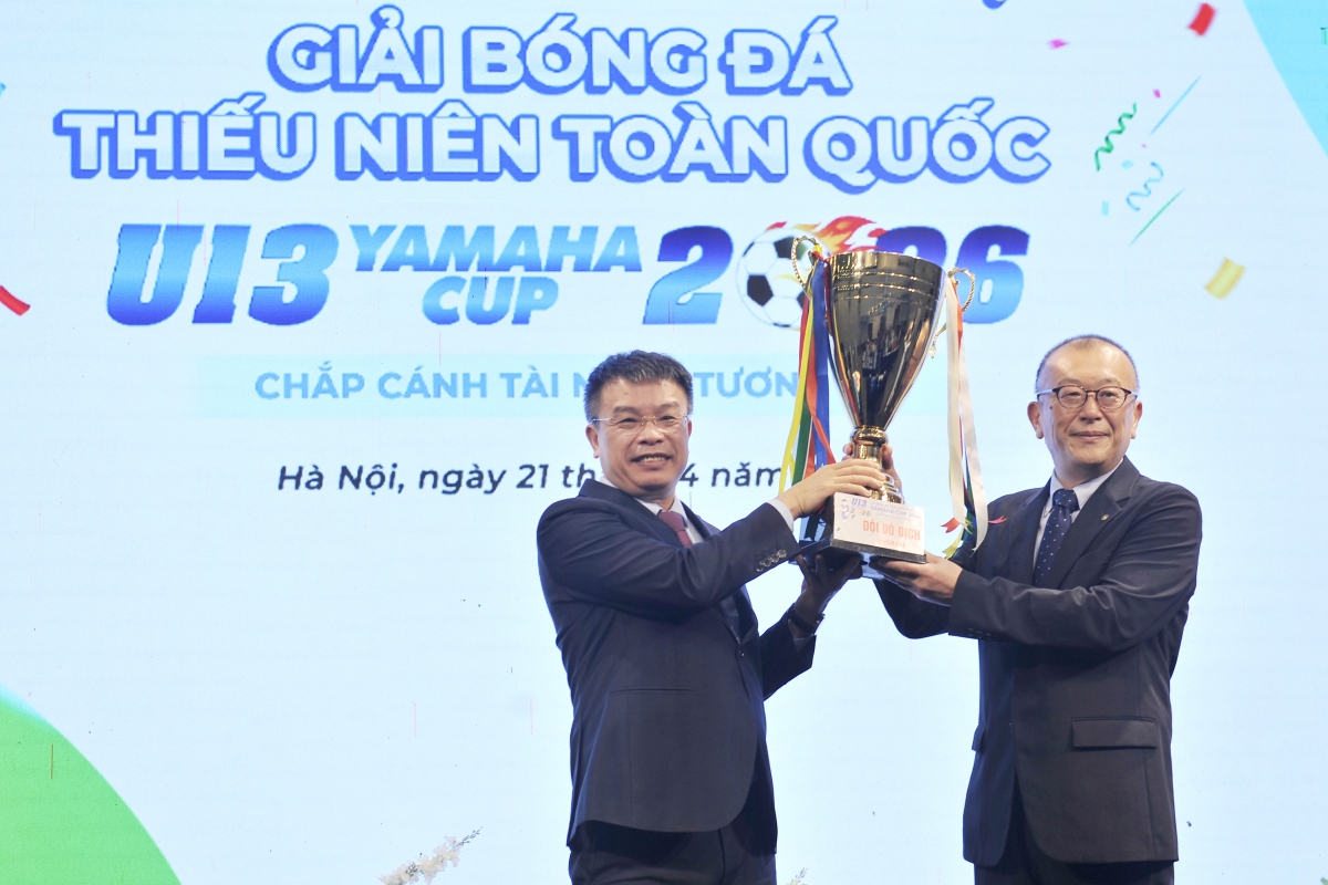 Trưởng BTC Nguyễn Phan Khuê cùng đại diện nhà tài trợ nâng cao chiếc cúp vô địch (Ảnh: BTC)