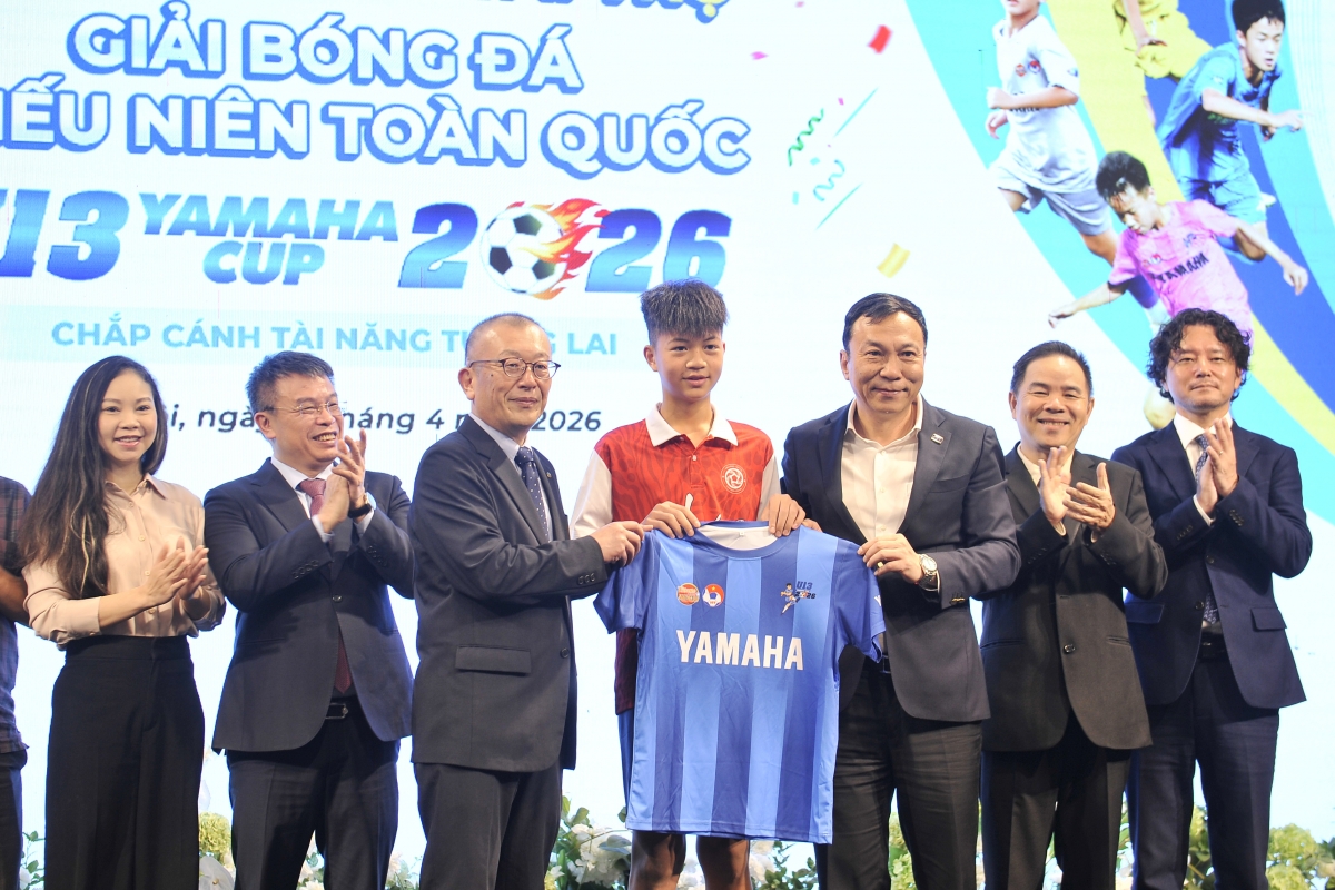 BTC giải trao áo đấu cho các cầu thủ (Ảnh: BTC)