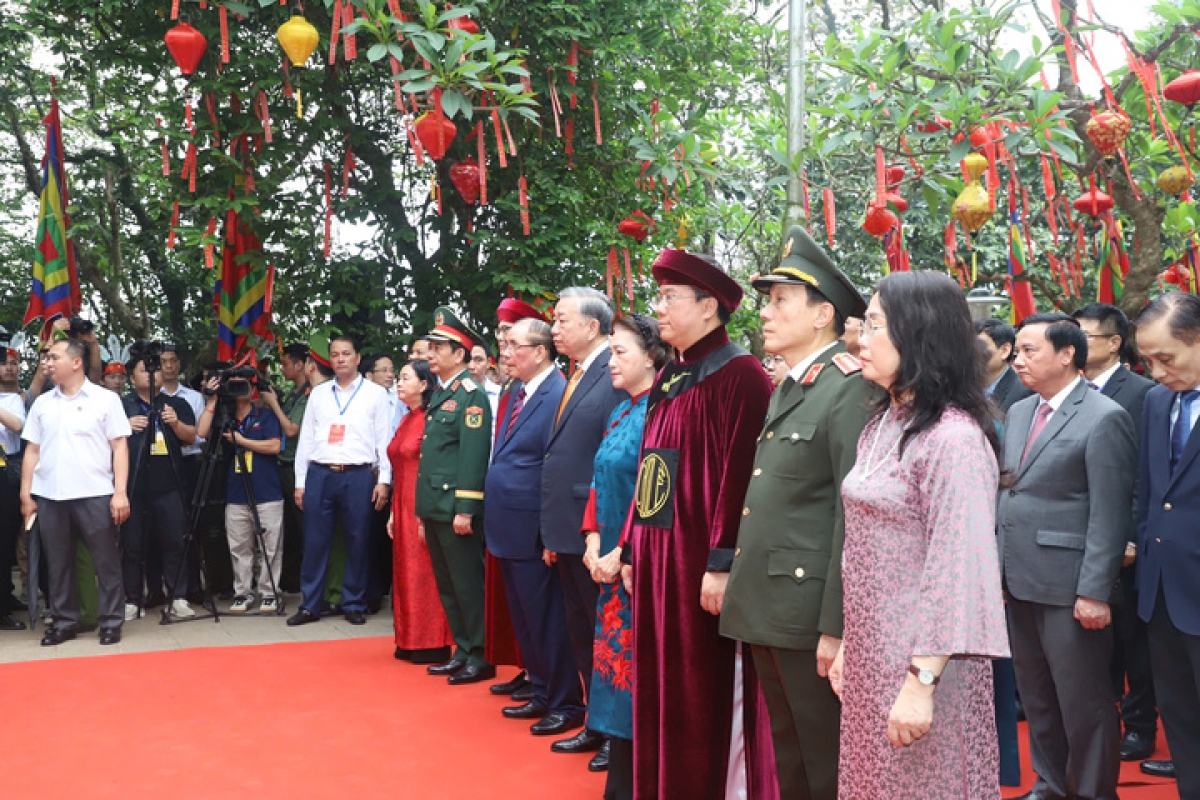 Tổng Bí thư, Chủ tịch nước Tô Lâm và các đại biểu thực hiện nghi lễ tại Đền Thượng.Ảnh KT