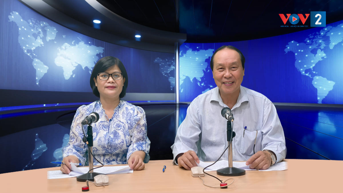 Chủ tịch Hội Thư viện Việt Nam Nguyễn Hữu Giới (phải) trao đổi với VOV2 về cơ hội và thách thức trong quản trị tri thức số.