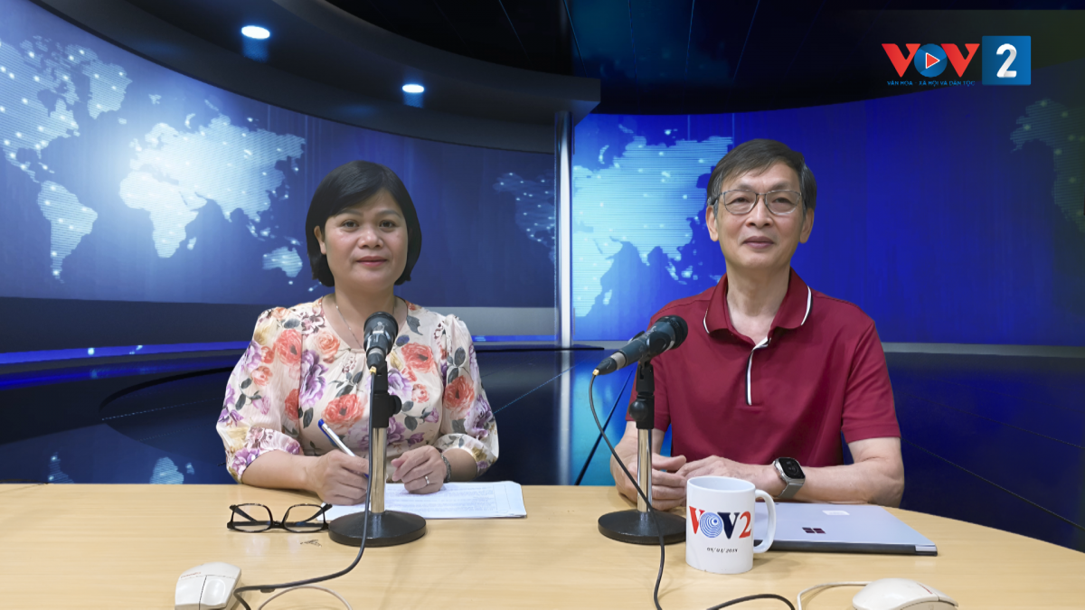 Chủ tịch Hiệp Hội Internet Việt Nam Vũ Hoàng Liên (phải) tại phòng thu VOV2