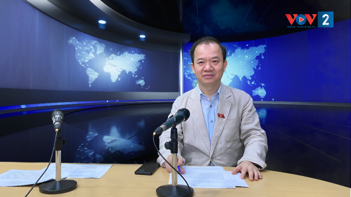 PGS.TS Bùi Hoài Sơn, Ủy viên Chuyên trách Ủy ban Văn hóa và Xã hội của Quốc hội
trao đổi trực tiếp tại phòng thu VOV2.