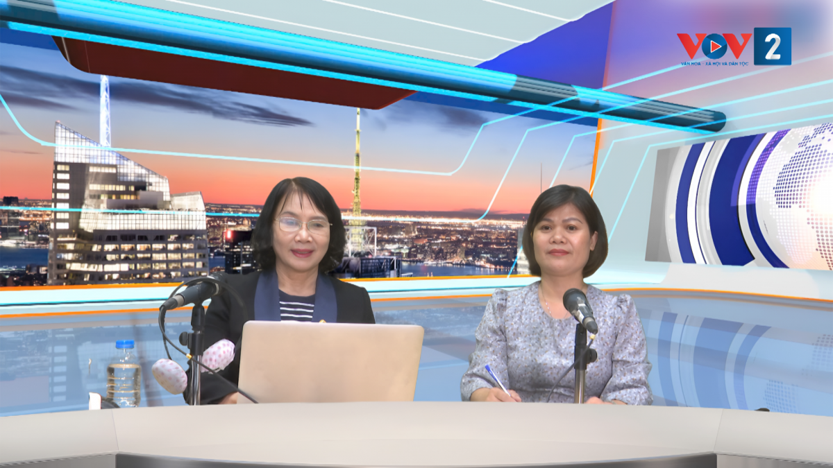 PGS.TS Nguyễn Thị Xuân Hương (trái) tại phòng thu VOV2