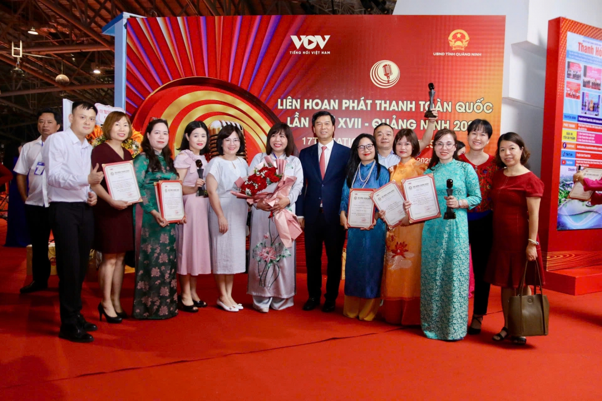 Phó Tổng Giám đốc VOV Ngô Minh Hiển chúc mừng các tác giả, nhóm tác giả VOV2