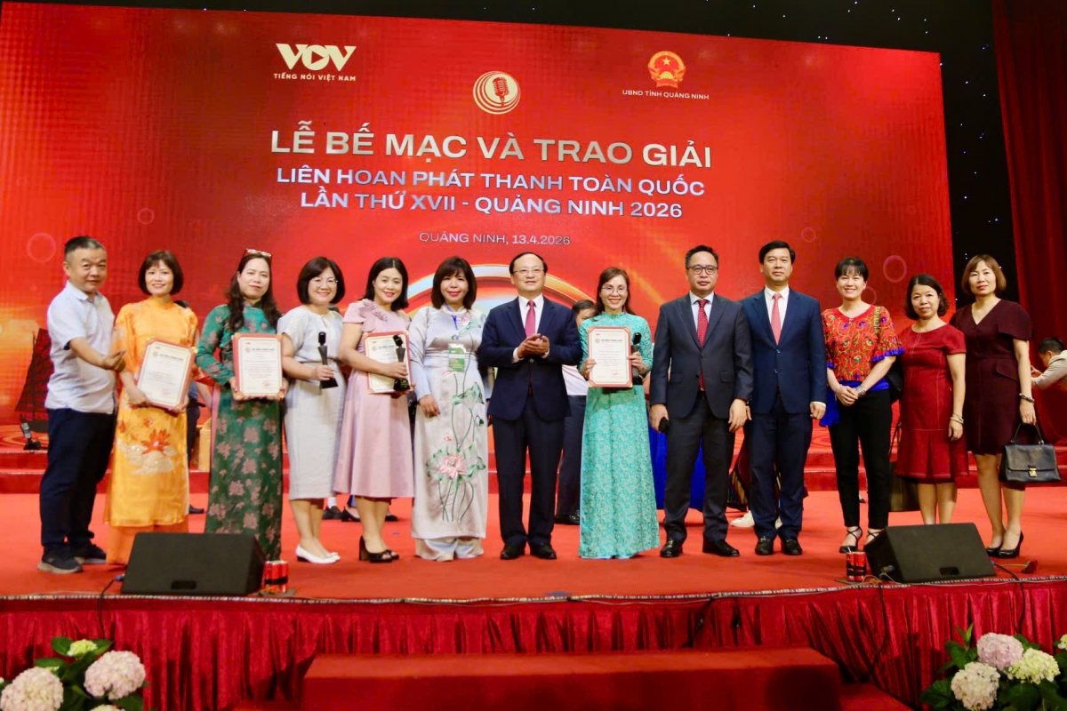 Tổng Giám đốc Đỗ Tiến Sỹ và các lãnh đạo VOV chụp ảnh cùng các tác giả, nhóm tác giả VOV2