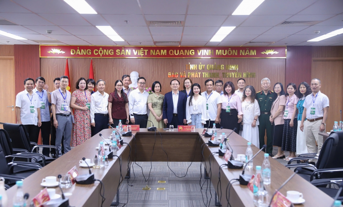 Tổng Giám đốc Đỗ Tiến Sỹ chụp hình lưu niệm cùng hội đồng chung khảo và tiểu ban chấm giải.