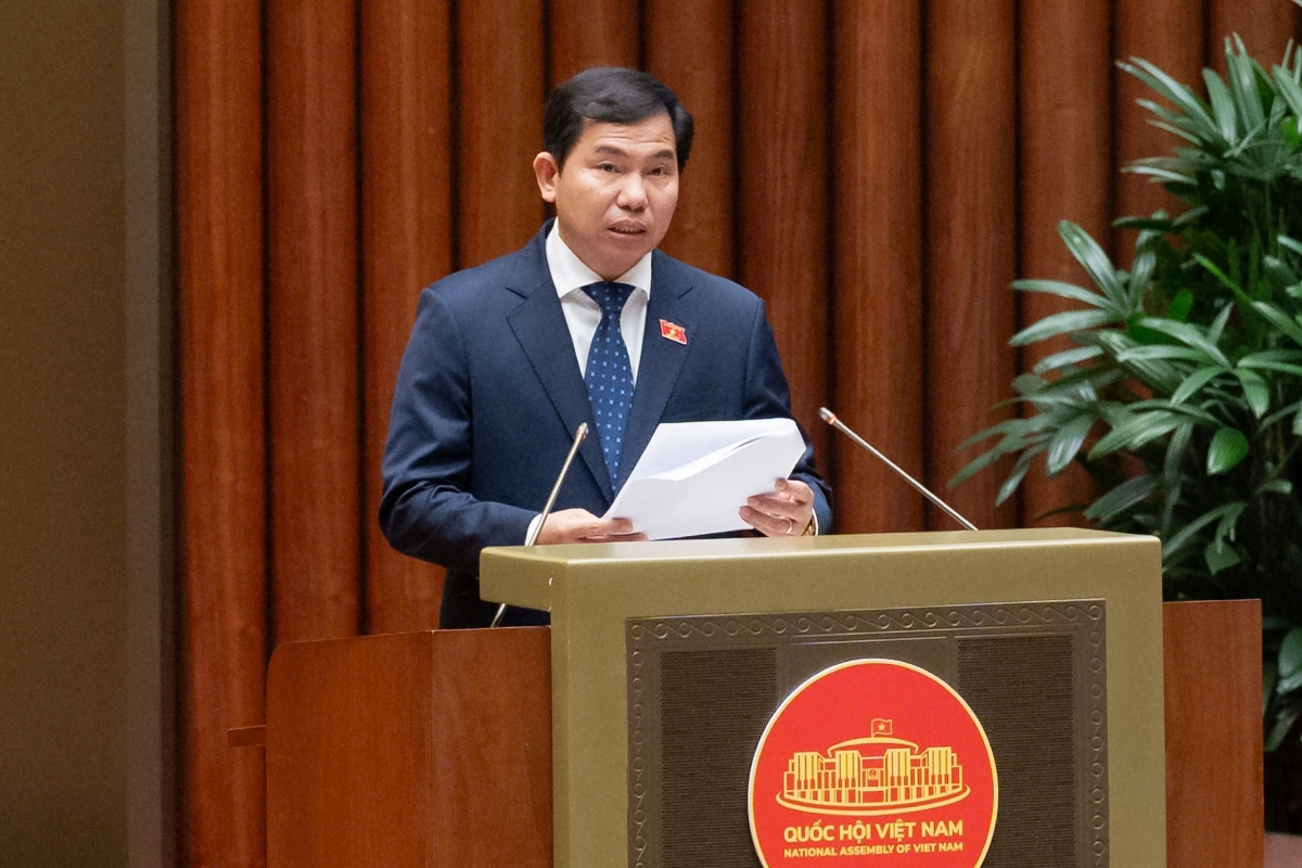 Ủy viên Ủy ban Thường vụ Quốc hội, Tổng Thư ký Quốc hội, Chủ nhiệm Văn phòng Quốc hội Lê Quang Mạnh trình bày dự thảo Nghị quyết Kỳ họp thứ Nhất, Quốc hội khóa XVI (Ảnh: Quochoi.vn)