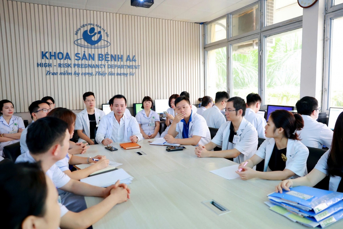 Ê-kip bác sĩ hội chẩn phương pháp điều trị cho mẹ và bé. Ảnh: BVCC