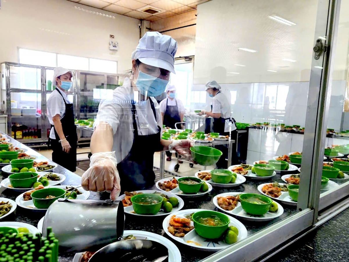 Đảm bảo an toàn tại bếp ăn tập thể giúp hạn chế các nguy cơ ngộ độc thực phẩm. Ảnh: Internet