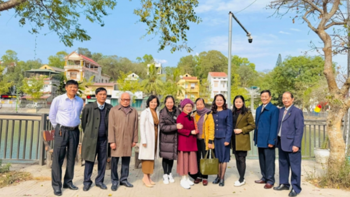 Ông Lê Văn Nội (thứ 2 phải sang). Ảnh Nhân vật cung cấp