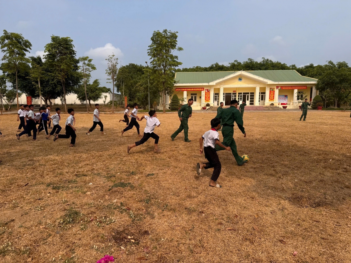 CBCS biên phòng đá bóng cùng các em học sinh (Ảnh: CTV)