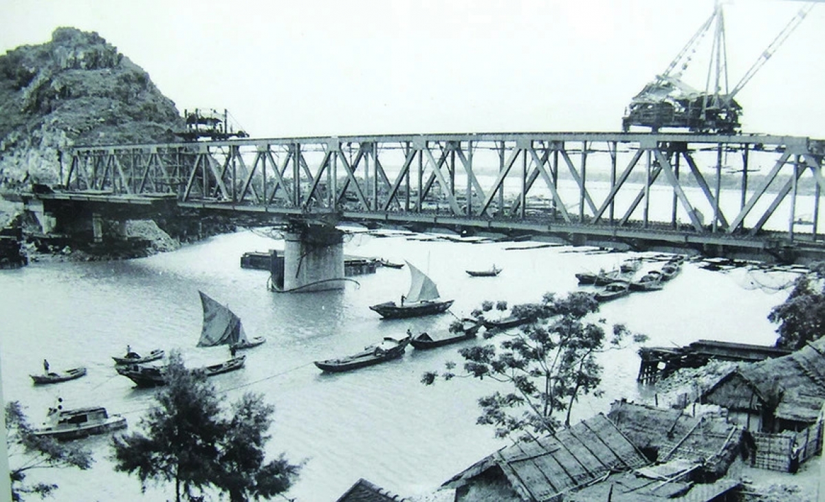 Dù nhiều lần bị đánh phá, cầu Hàm Rồng vẫn hiên ngang đứng vững, tựa vào núi Ngọc, núi Rồng, soi bóng trên dòng sông Mã, trở thành nhân chứng lịch sử quan trọng cho ý chí kiên cường, bất khuất và lòng yêu nước của quân dân xứ Thanh trong cuộc kháng chiến chống Mỹ ở thế kỷ XX. 
(Ảnh: thethaovanhoa.vn)