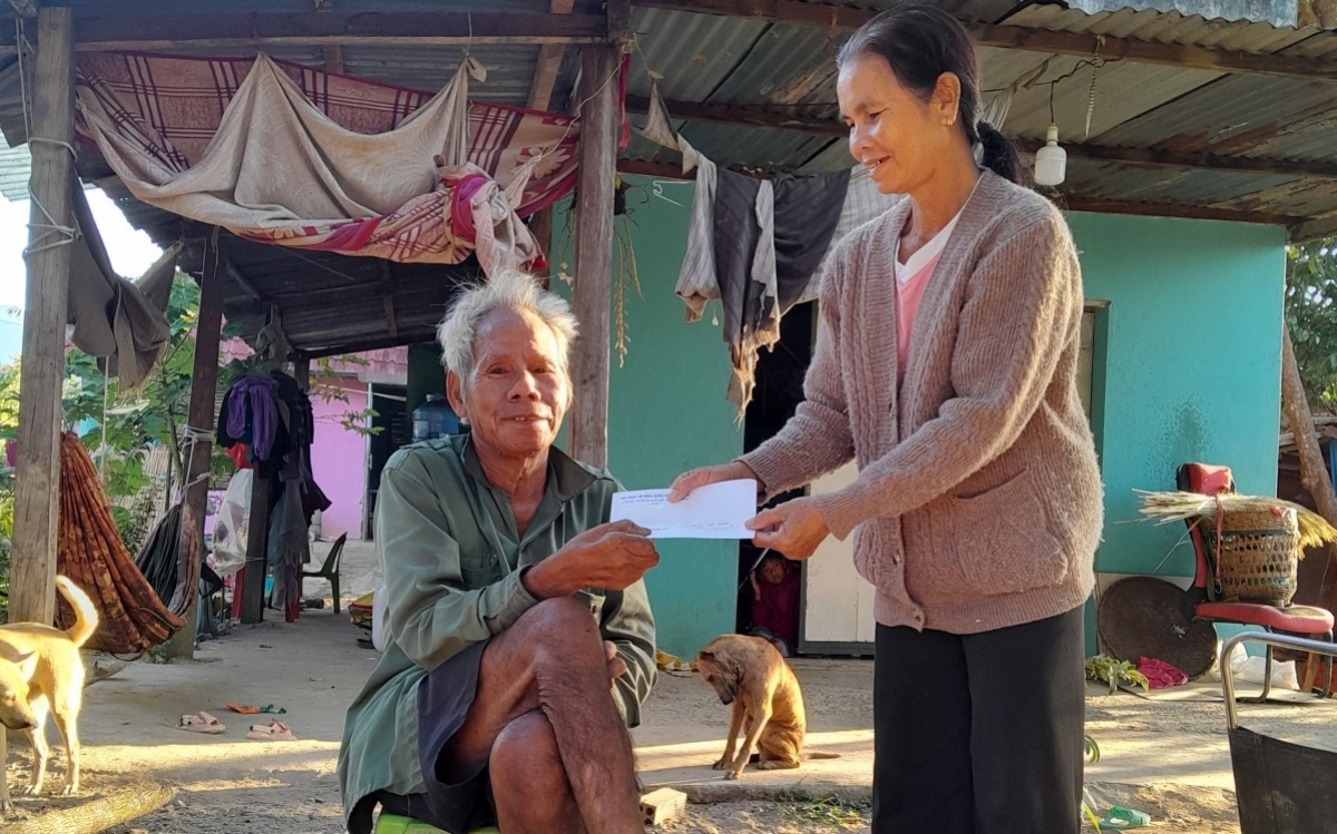 Thăm hội viên của chi hội Người cao tuổi La Dày, xã La Dạ