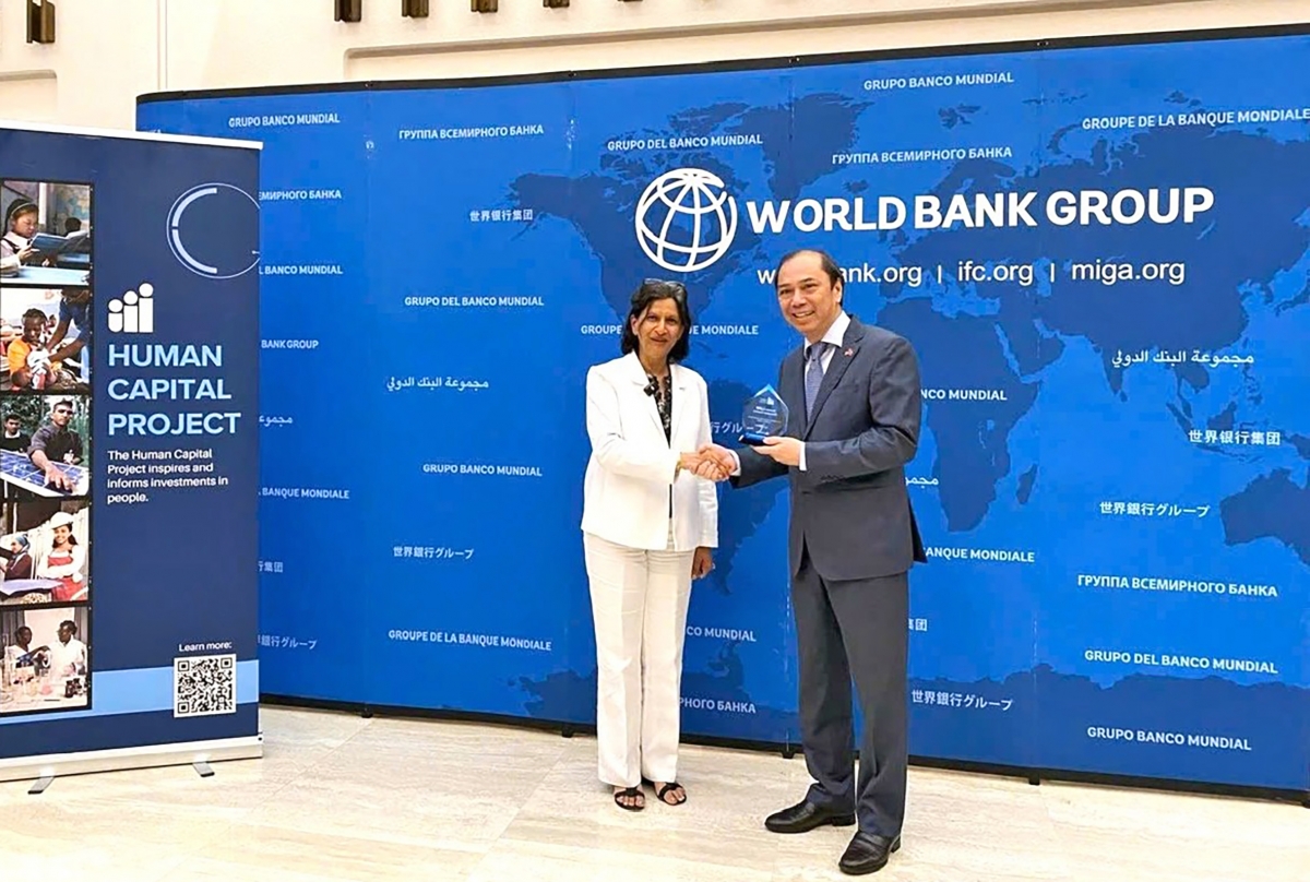 Đại sứ Việt Nam tại Hoa Kỳ đại diện cho Việt Nam nhận danh hiệu quốc gia có thành tích tốt nhất về Chỉ số vốn con người mở rộng - Ảnh: Bộ Tài chính