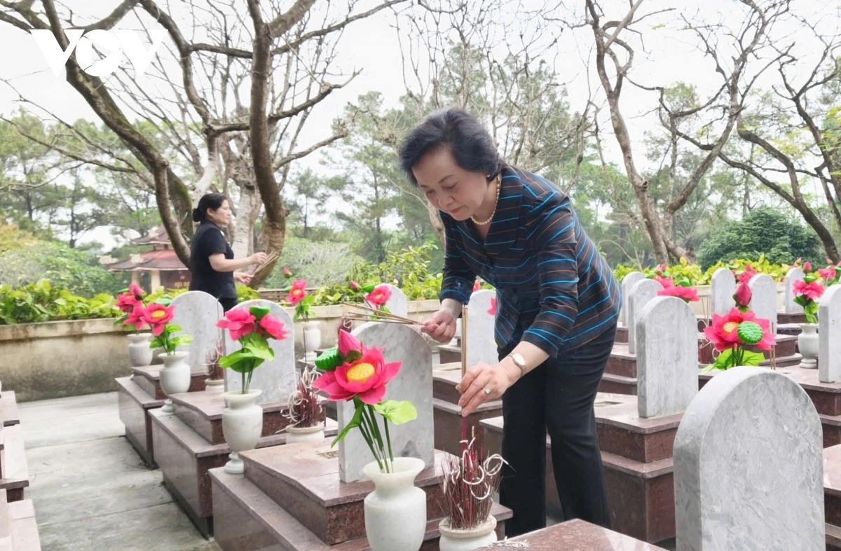 Phó Thủ tướng Chính phủ Phạm Thị Thanh Trà thắp hương tri ân liệt sĩ tại nghĩa trang liệt sĩ quốc gia Trường Sơn