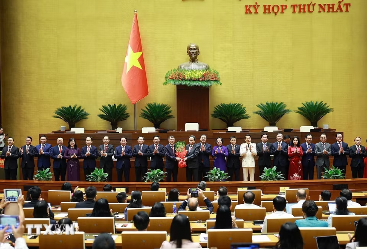 Chủ tịch Quốc hội Trần Thanh Mẫn tặng hoa chúc mừng Thủ tướng, Phó Thủ tướng, Bộ trưởng và các thành viên khác của Chính phủ
Ảnh: TTXVN