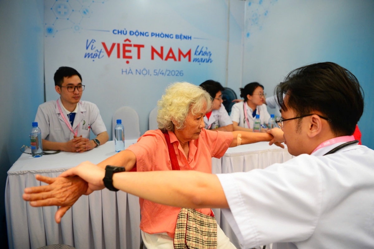 Người dân được khám sàng lọc miễn phí tại sự kiện