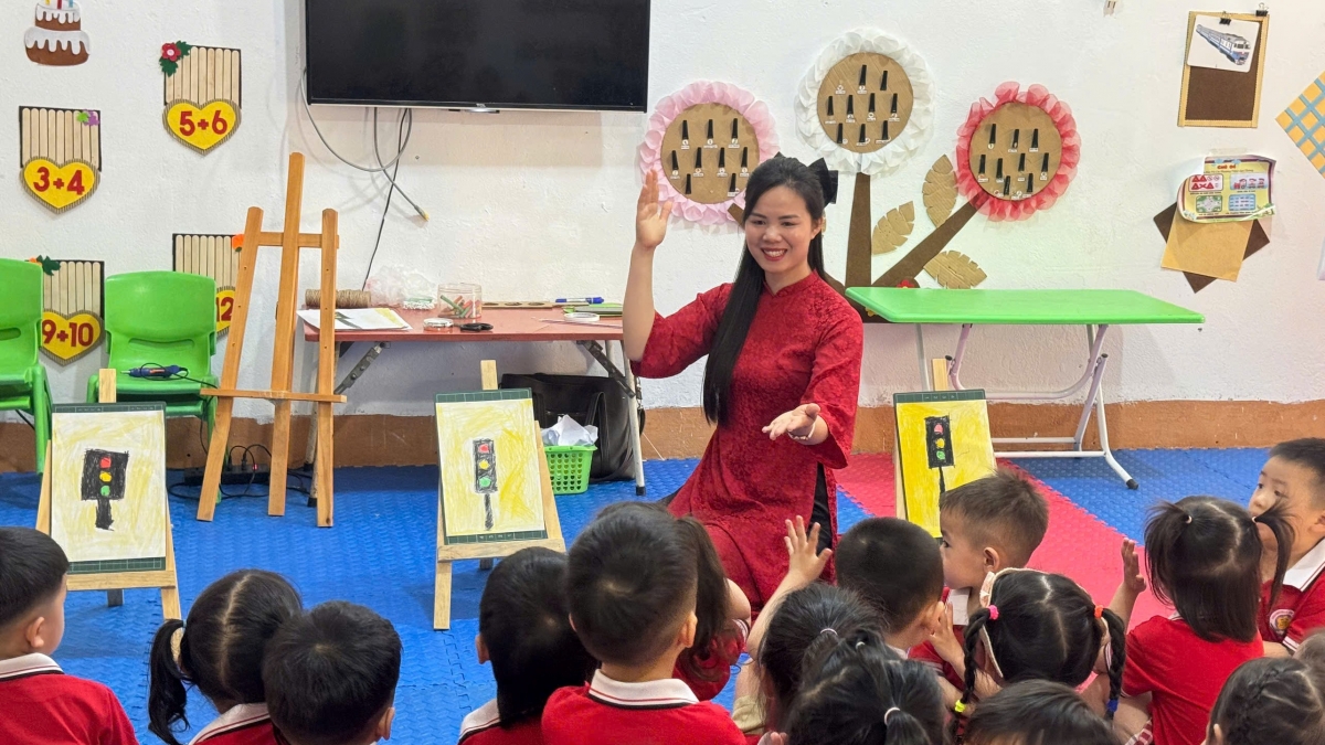  Cô Lò Thị Huyền trong lớp học (Ảnh: NVCC)