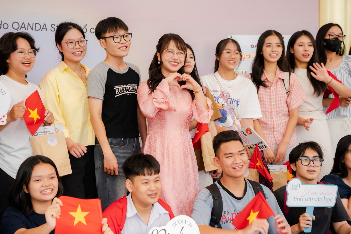 Tiếp xúc hằng ngày với học sinh cả trực tiếp và trực tuyến, cô giáo Sương Mai (áo dài hồng giữa ảnh) có điều kiện tiếp xúc, cập nhập và hiểu những "mật mã" ngôn ngữ GenZ để có những phân tích thấu đáo về giá trị cũng như cách thức sử dụng phù hợp. Ảnh: NVCC