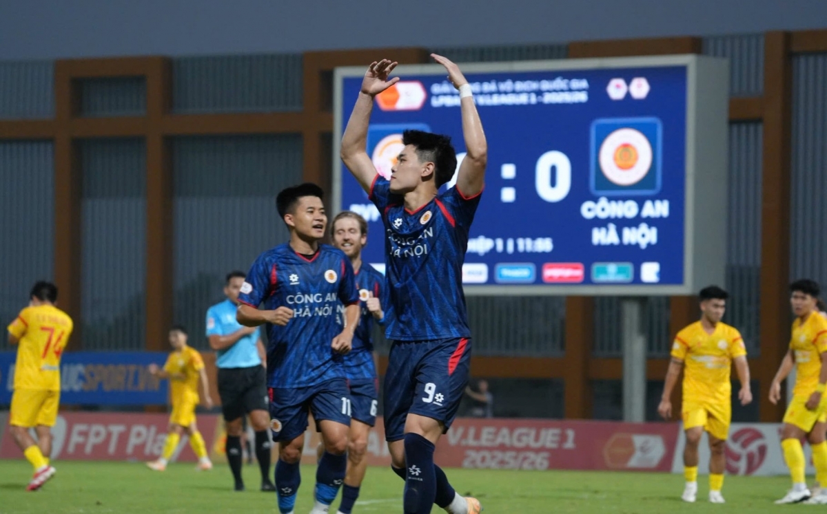 Đình Bắc có 3 bàn thắng sau 2 trận (Ảnh: CAHN)