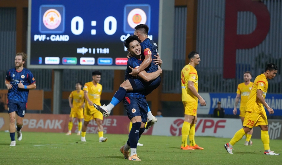 Đình Bắc và đồng đội vẫn giữ vững ngôi đầu (Ảnh: CAHN)