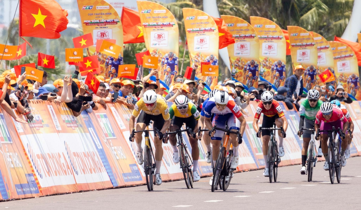 Các tay đua cạnh tranh tại đích đến của chặng 13 ở Quy Nhơn sau lộ trình 178km (ảnh: BTC)